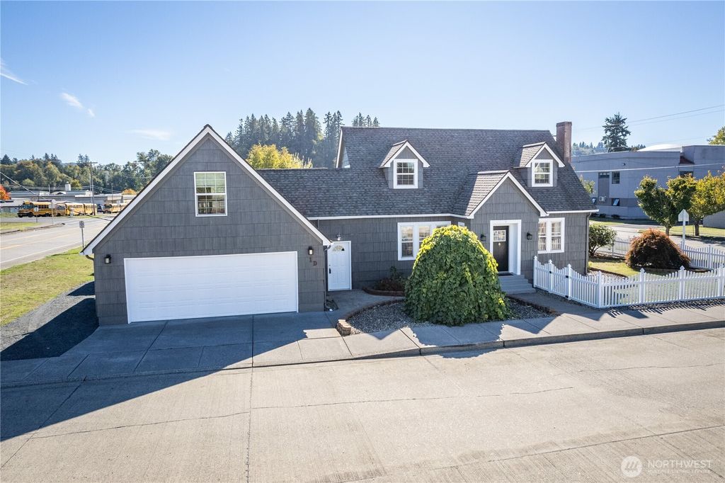 Photo of 1 D Street SW, Castle Rock, WA 98611 (MLS # 2445705)