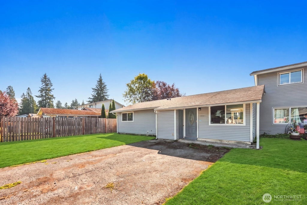 Photo of 11807 SE 319th Place, Auburn, WA 98092 (MLS # 2589877)