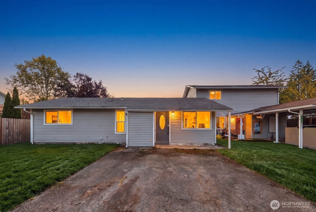 Photo of 11807 SE 319th Place, Auburn, WA 98092 (MLS # 2589877)