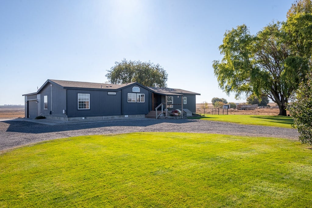 Photo of 17747 Road 3 SE, Moses Lake, WA 98837 (MLS # 2595678)