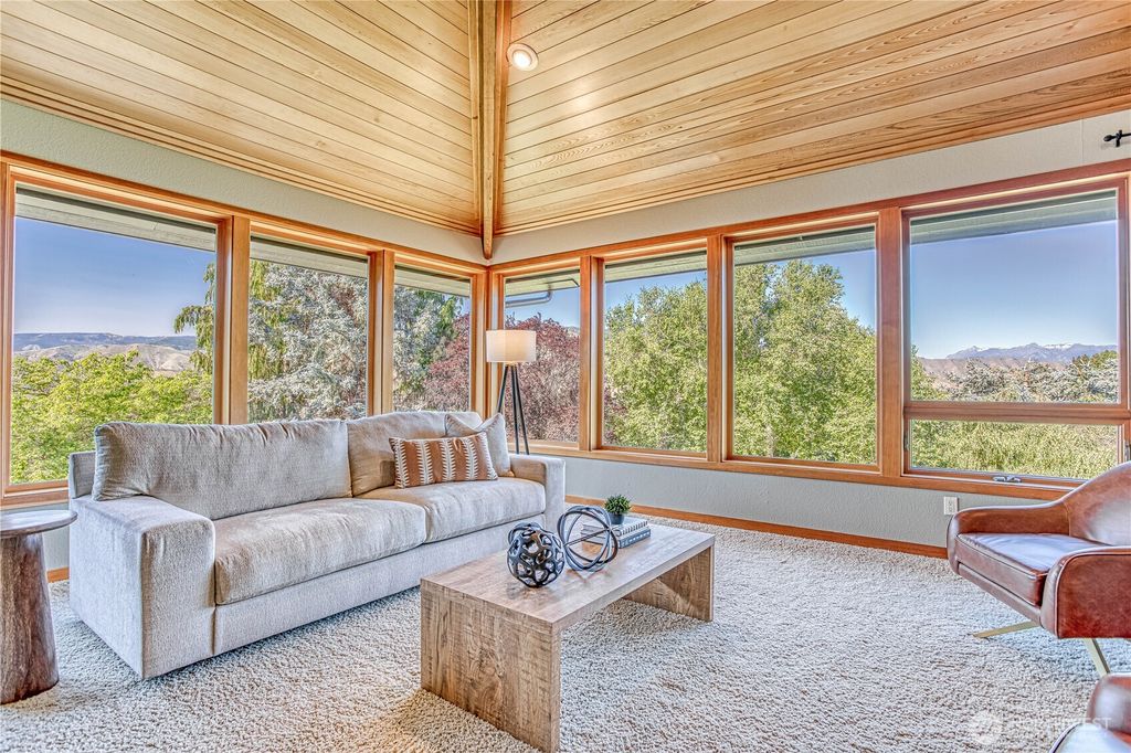 Photo of 423 Lombard Lane, Wenatchee, WA 98801 (MLS # 2481700)