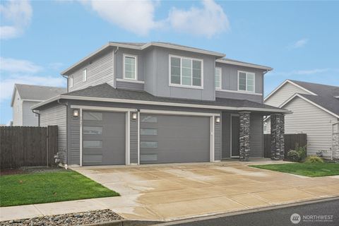 Photo of 1927 SE 27th Street, Battle Ground, WA 98604 (MLS # 2479086)