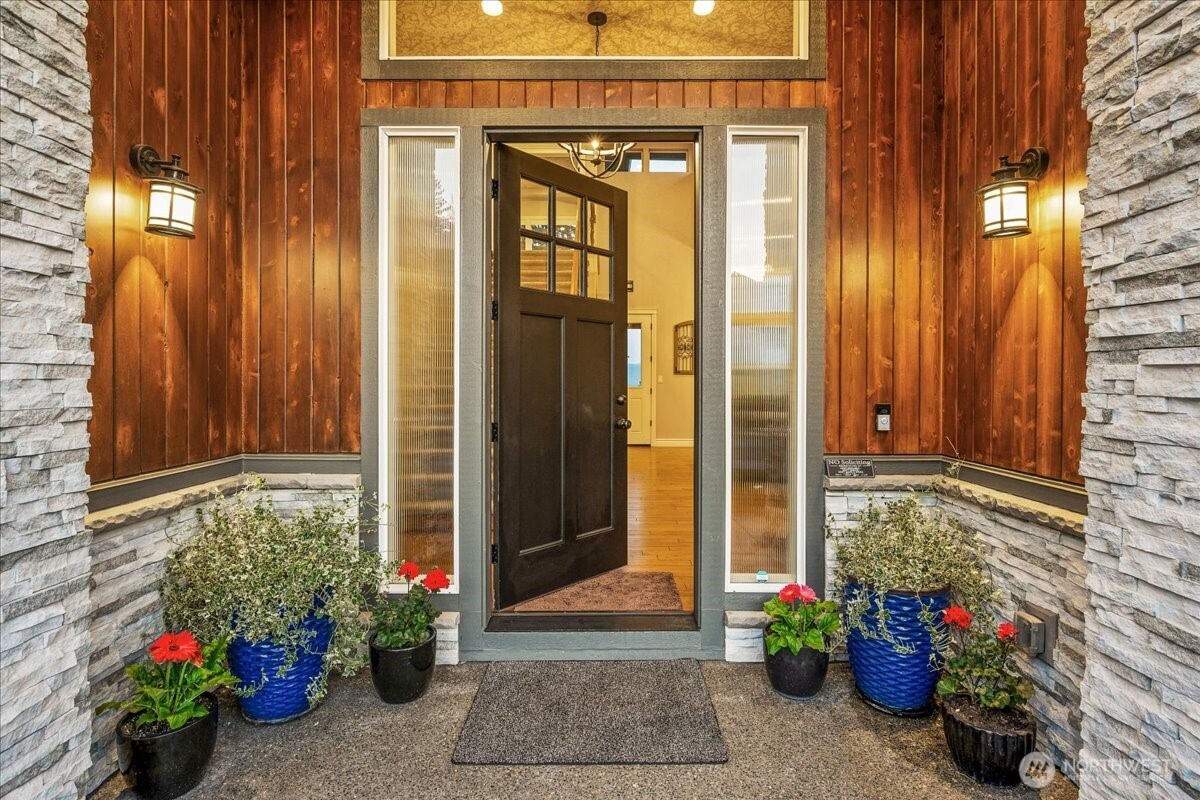 1852 N Columbia Ridge Way