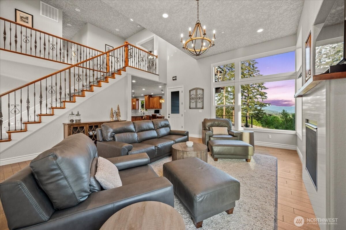 1852 N Columbia Ridge Way