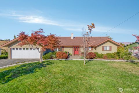 Photo of 807 Ridgeview Avenue, Selah, WA 98942 (MLS # 2444649)