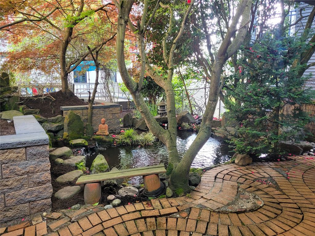Photo of 913 N 35th Street, Seattle, WA 98103 (MLS # 2366190)