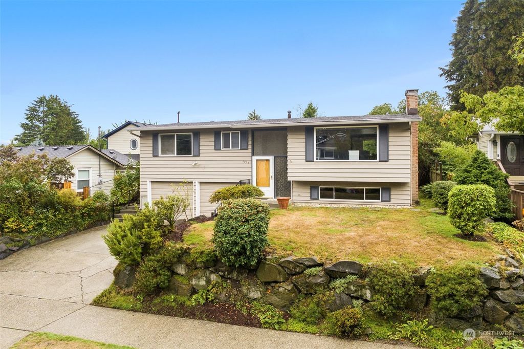 Photo of 9739 Wallingford Avenue N, Seattle, WA 98103 (MLS # 2165101)