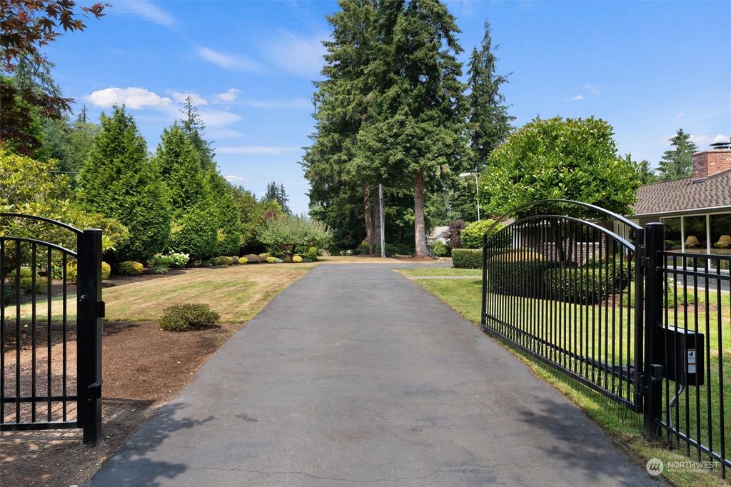 Photo of 24416 SE 32nd Street, Sammamish, WA 98075 (MLS # 2329772)