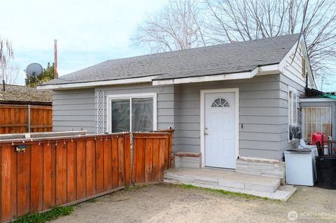 Photo of 1002 Grandridge Road, Grandview, WA 98930 (MLS # 2494924)