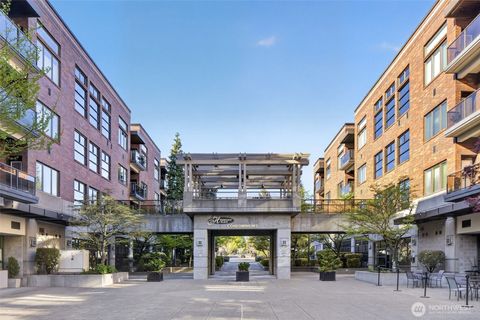 Photo of 300 W 8th Street #324, Vancouver, WA 98660 (MLS # 2505292)