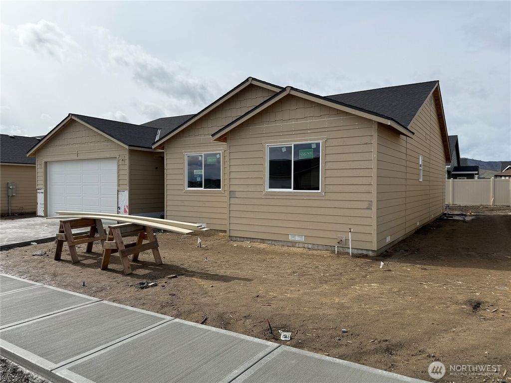 Photo of 154 Salmon Drive, Wenatchee, WA 98801 (MLS # 2492186)