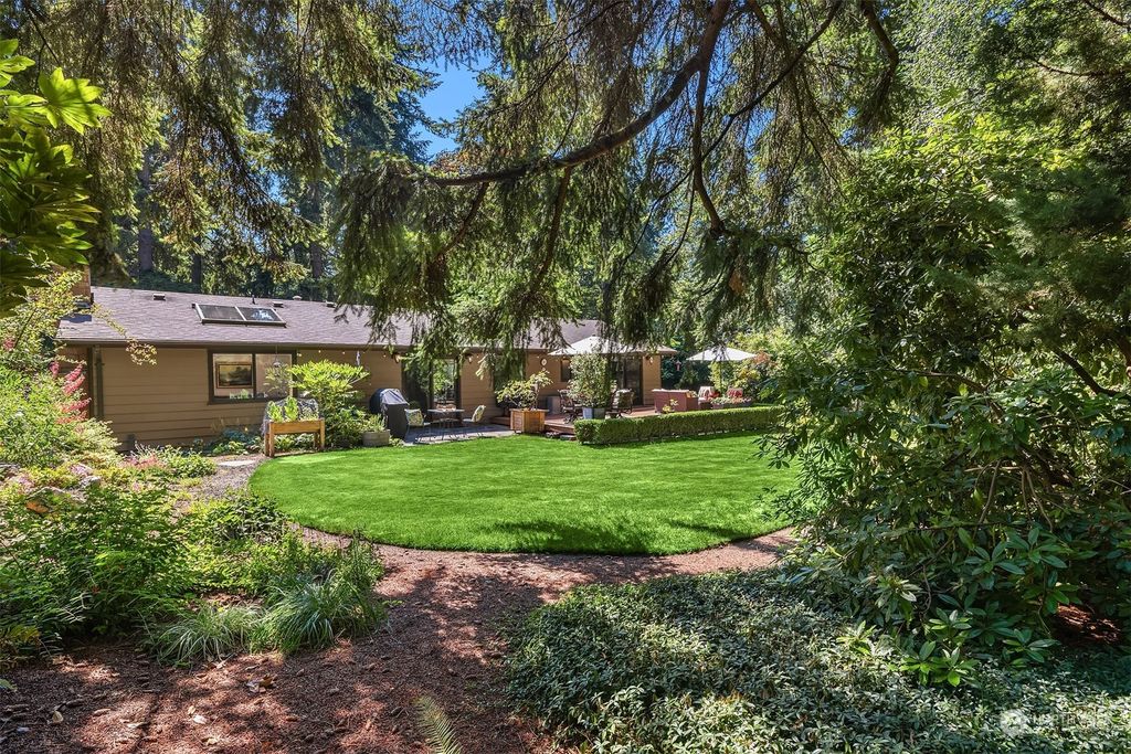 Photo of 7246 NE 160th Street, Kenmore, WA 98028 (MLS # 2281296)