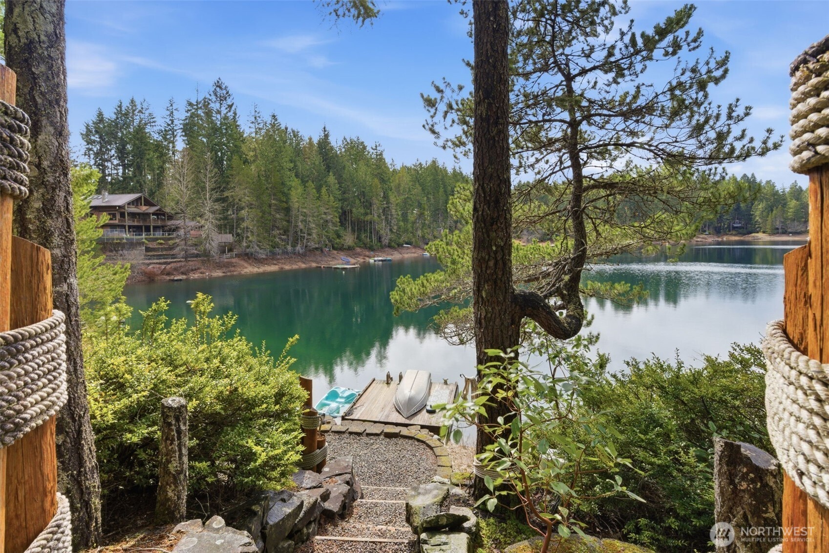 551 NE Lakeshore Drive S