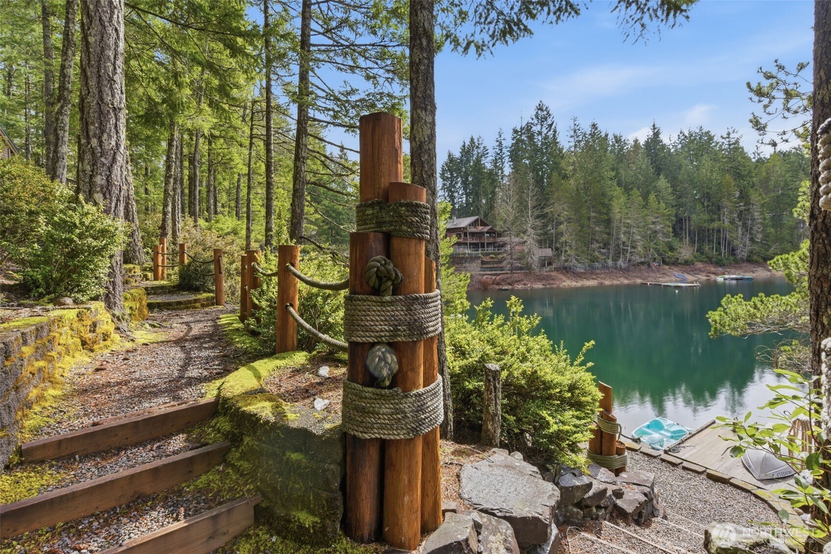 551 NE Lakeshore Drive S