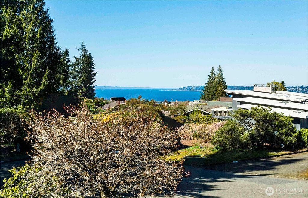 Photo of 741 S 295th Place, Federal Way, WA 98003 (MLS # 2502597)
