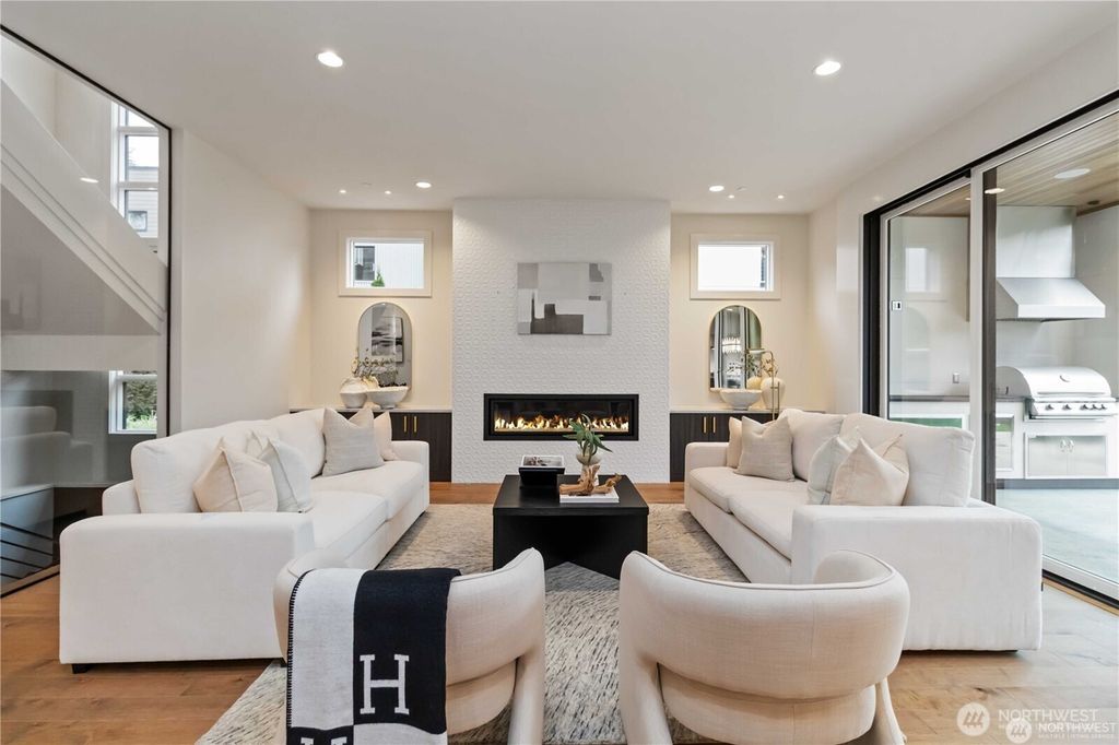 Photo of 2627 78th Avenue NE, Medina, WA 98039 (MLS # 2493967)