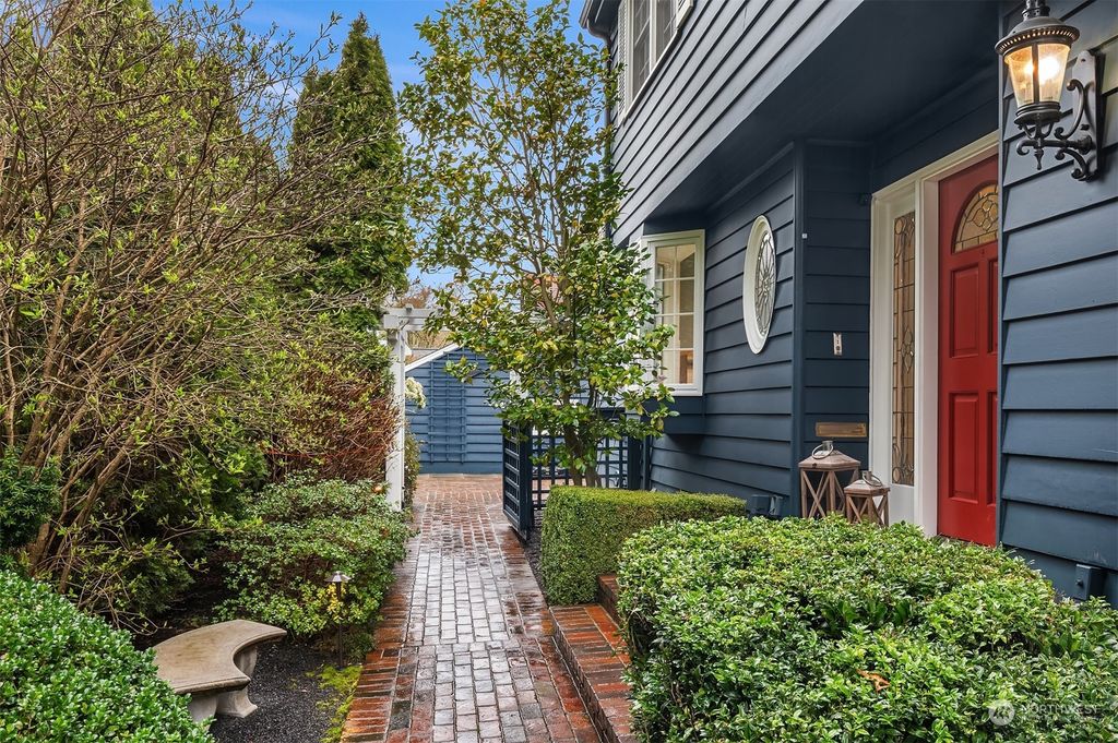 Photo of 4316 NE 38th Street, Seattle, WA 98105 (MLS # 2207004)