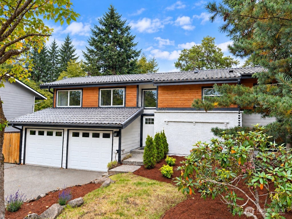 Photo of 17312 9th Ave AVE NE, Shoreline, WA 98155 (MLS # 2561395)