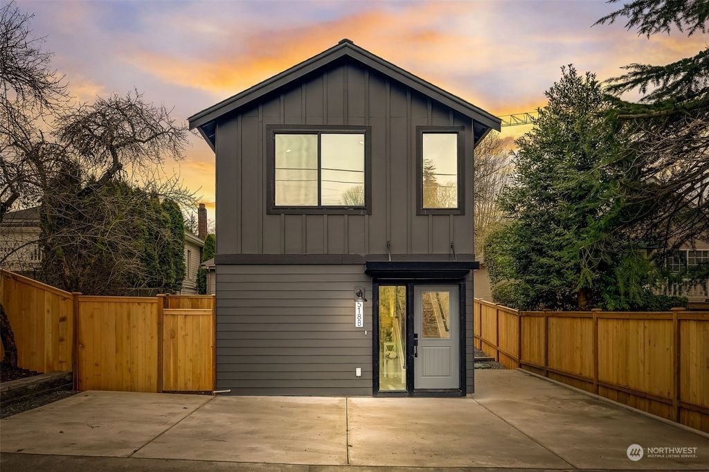 Photo of 518 30th Avenue E #B, Seattle, WA 98112 (MLS # 2207226)