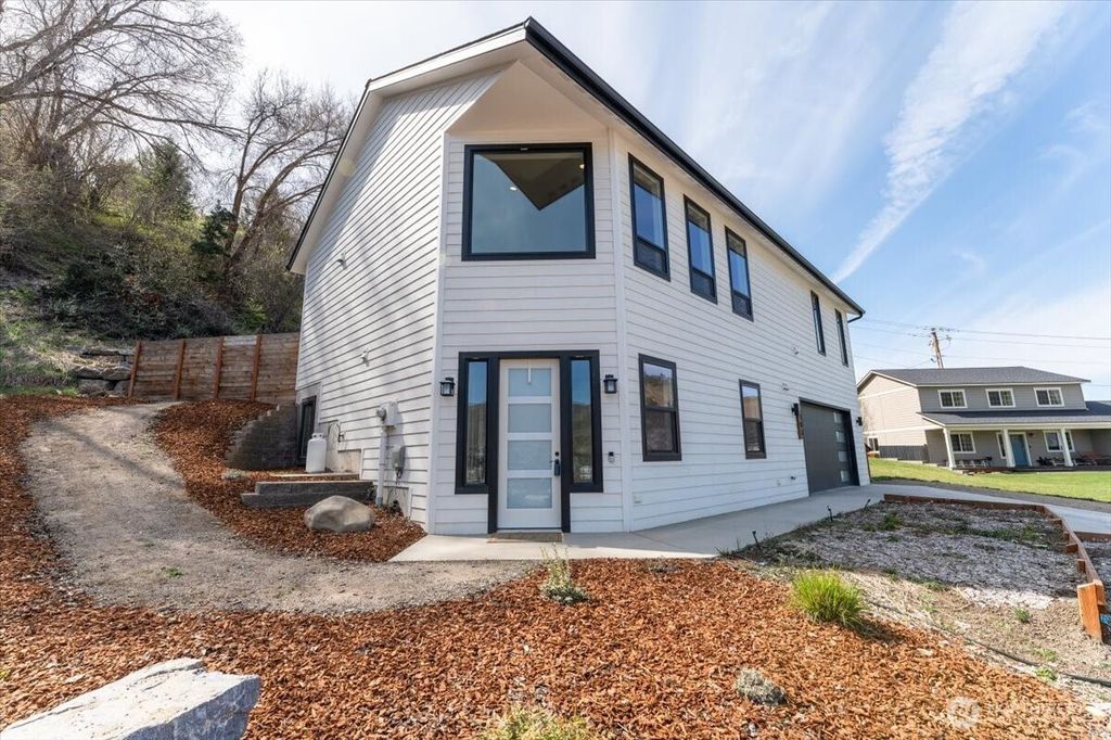 Photo of 103 Hassan Street, Cashmere, WA 98815 (MLS # 2500573)