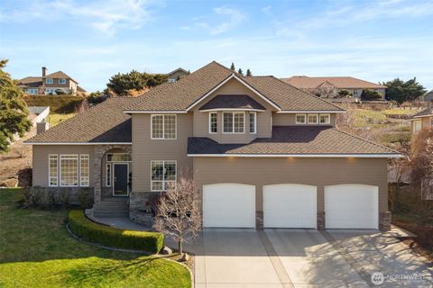 Photo of 2021 Broadhurst Place, Wenatchee, WA 98801 (MLS # 2484055)