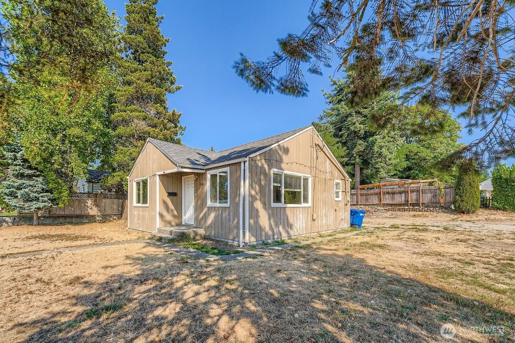 Photo of 13610 8th Avenue SW, Burien, WA 98166 (MLS # 2435060)