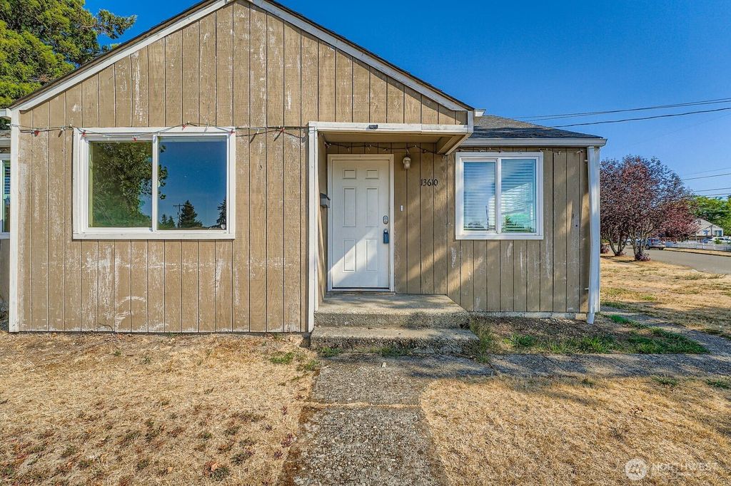 Photo of 13610 8th Avenue SW, Burien, WA 98166 (MLS # 2435060)