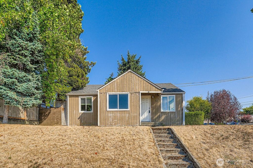 Photo of 13610 8th Avenue SW, Burien, WA 98166 (MLS # 2435060)