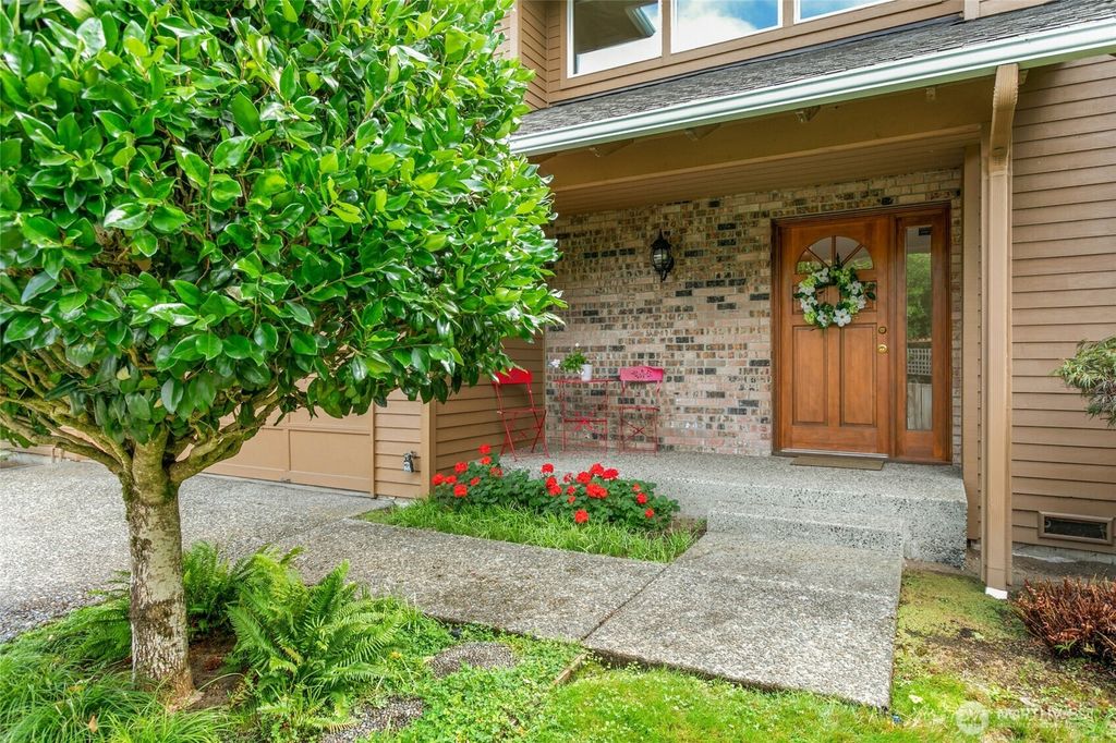 Photo of 6218 113th Place SE, Bellevue, WA 98006 (MLS # 2428369)