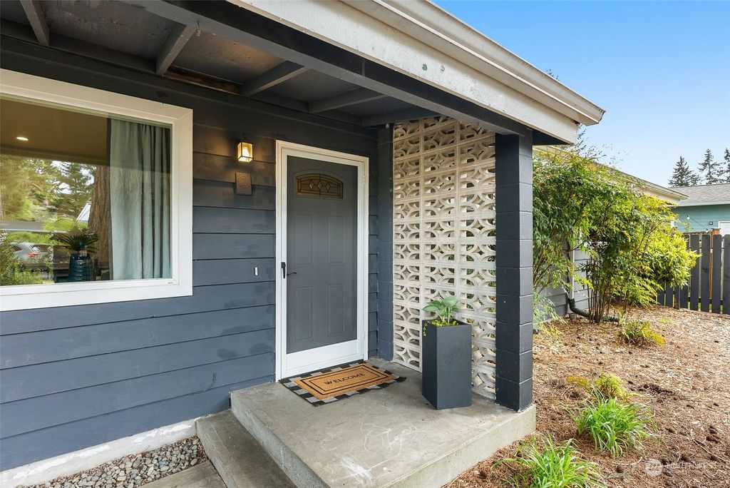 Photo of 15840 14th Ave Ave SW, Burien, WA 98166 (MLS # 2234795)