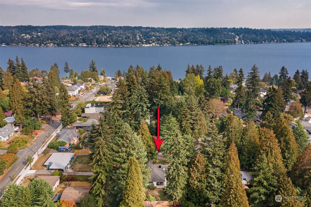Photo of 10745 Bartlett Avenue NE, Seattle, WA 98125 (MLS # 2006282)