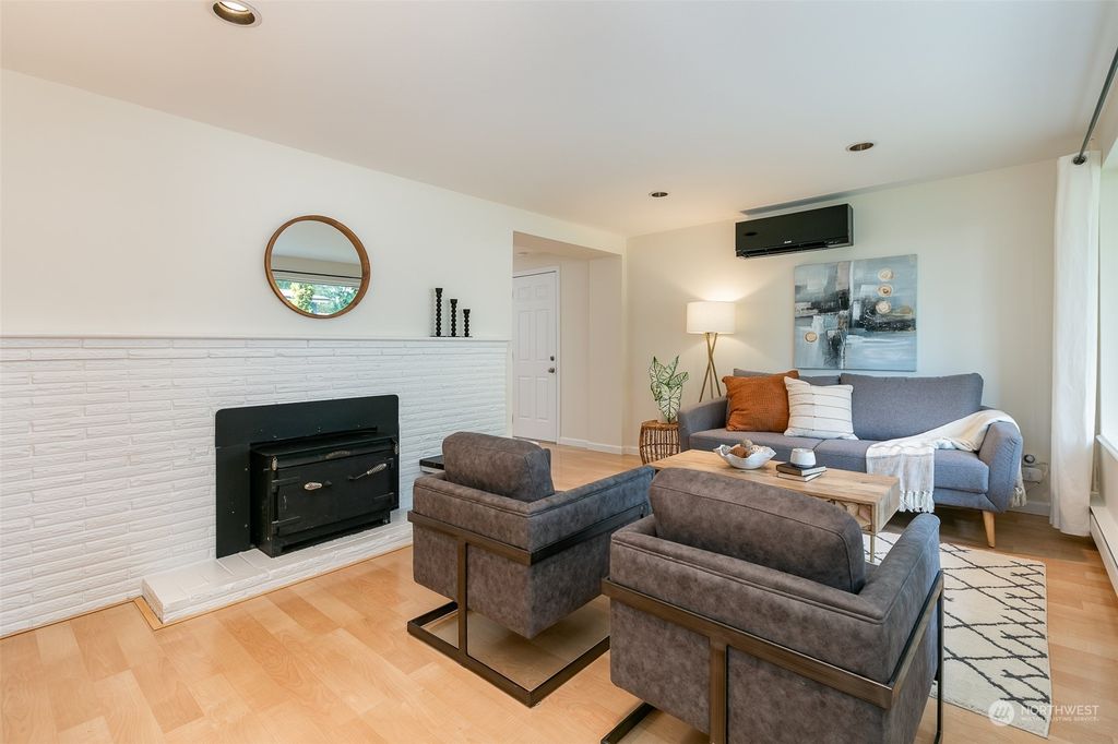 Photo of 10745 Bartlett Avenue NE, Seattle, WA 98125 (MLS # 2006282)