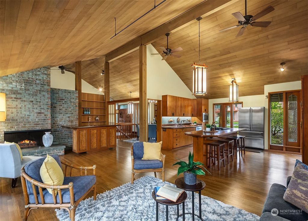 Photo of 907 129th Place NE, Bellevue, WA 98005 (MLS # 2218076)