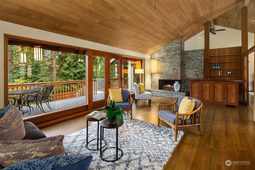 Photo of 907 129th Place NE, Bellevue, WA 98005 (MLS # 2218076)