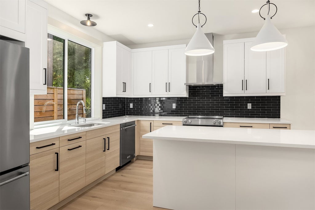 Photo of 1257 NE 100th Street, Seattle, WA 98125 (MLS # 2596752)