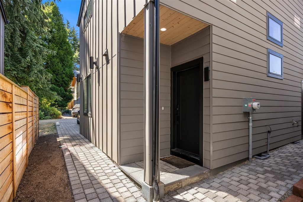 Photo of 1257 NE 100th Street, Seattle, WA 98125 (MLS # 2596752)