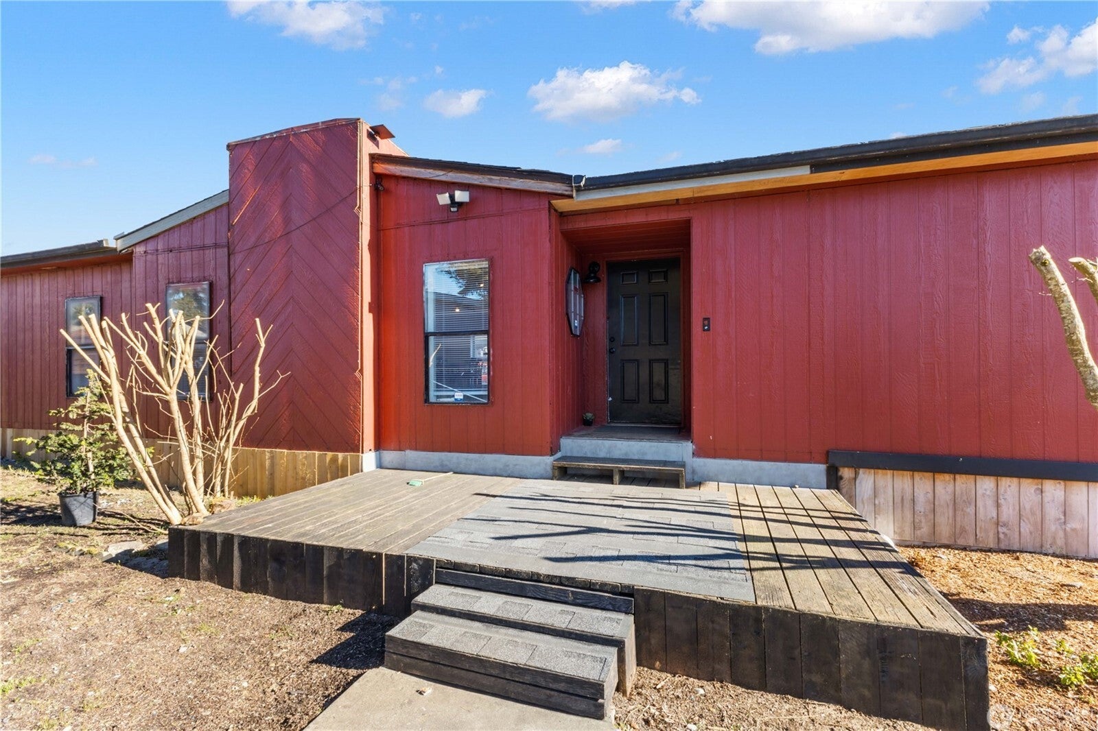 924 Lincoln Avenue E 56