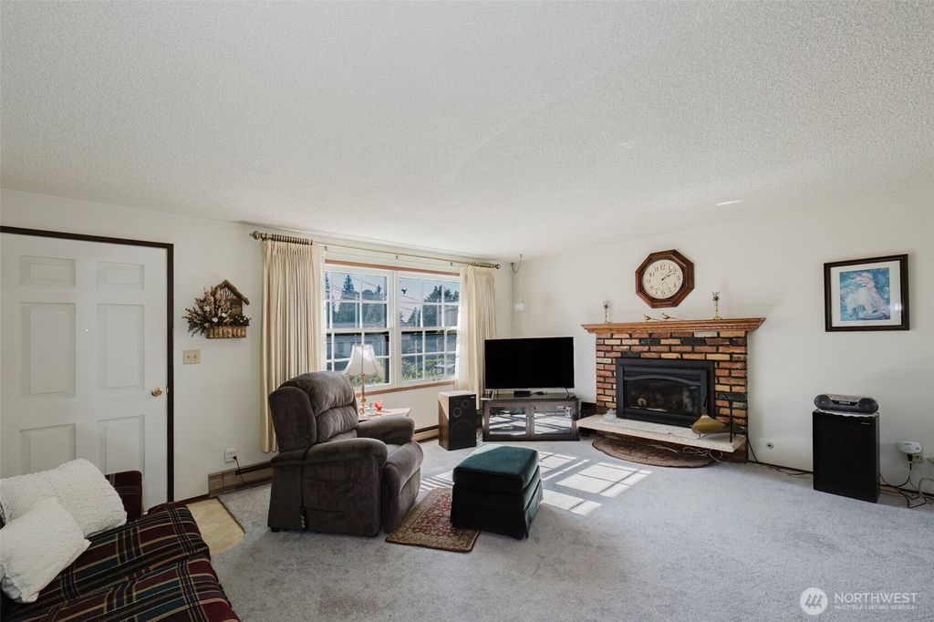 Photo of 30026 5th Avenue SW, Federal Way, WA 98023 (MLS # 2403799)