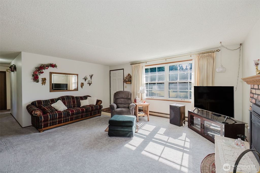 Photo of 30026 5th Avenue SW, Federal Way, WA 98023 (MLS # 2403799)