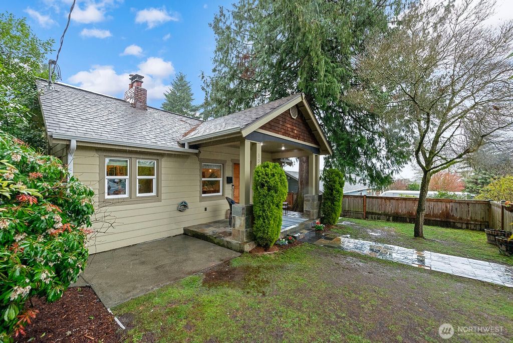 Photo of 1516 NE 96th Street, Seattle, WA 98115 (MLS # 2501535)