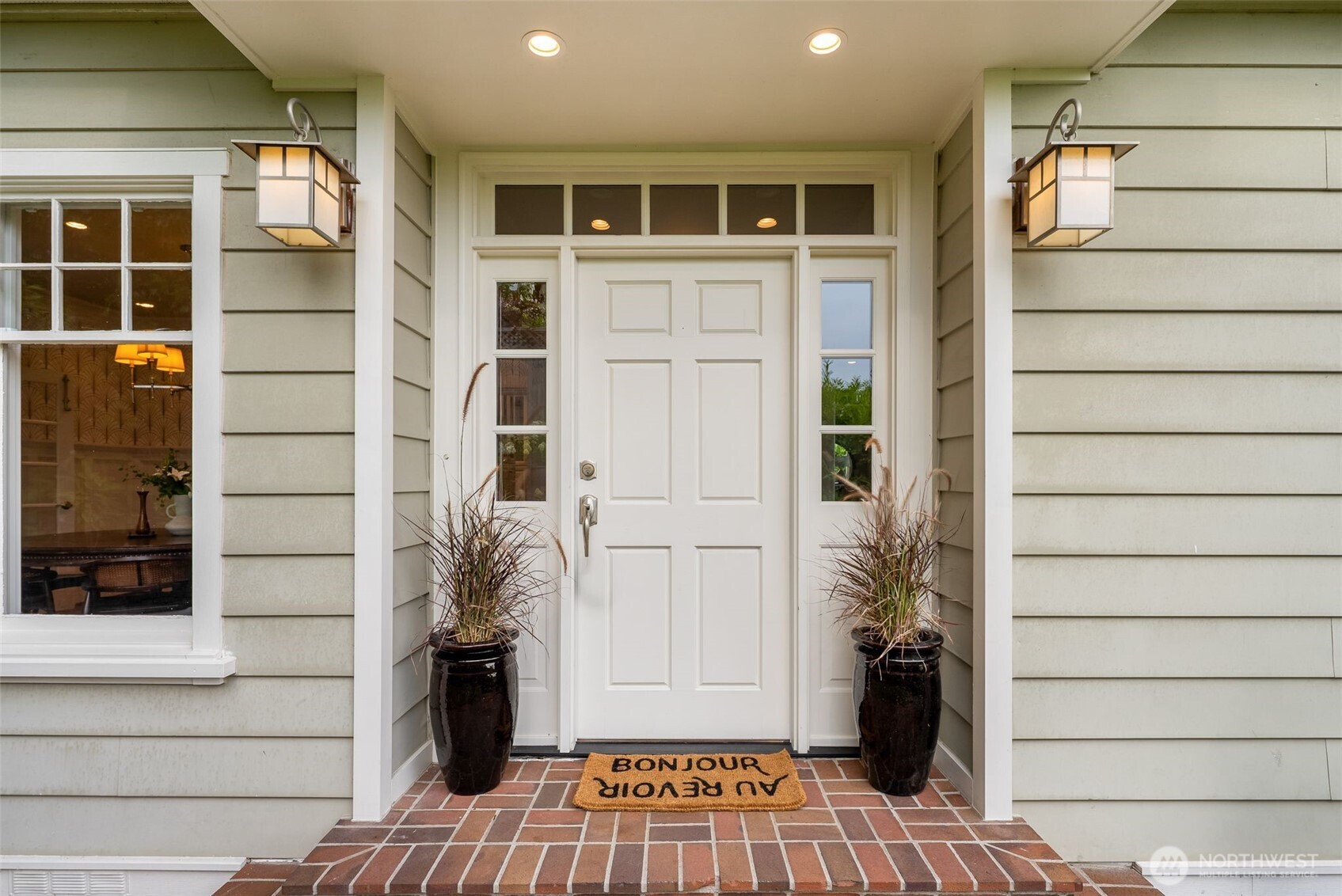 526 W Kinnear Place