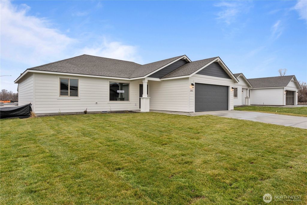 Photo of 202 N Sandy Loop, Moses Lake, WA 98837 (MLS # 2492826)