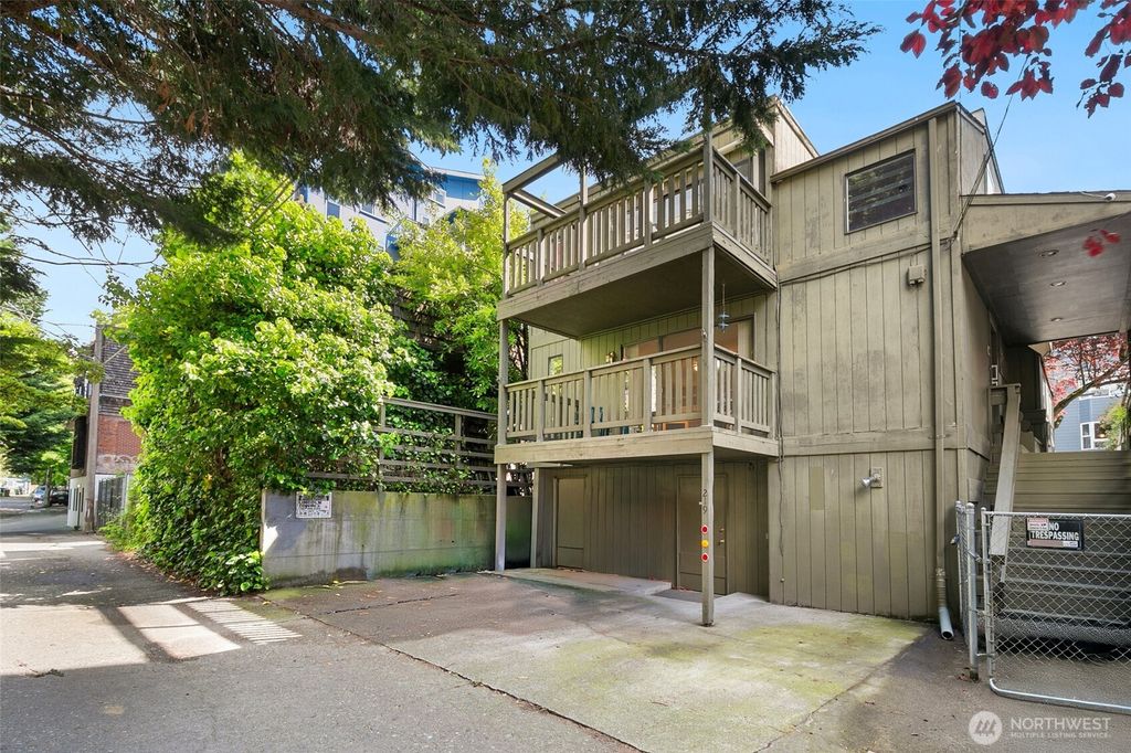 Photo of 219 Boylston Avenue E, Seattle, WA 98102 (MLS # 2385291)