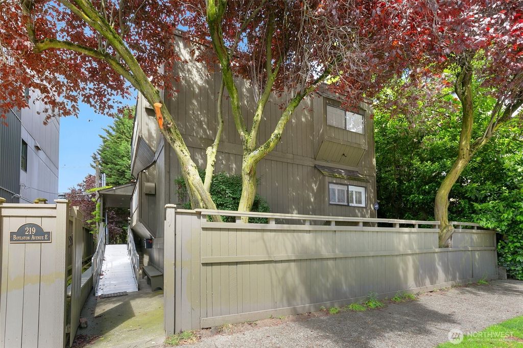Photo of 219 Boylston Avenue E, Seattle, WA 98102 (MLS # 2385291)