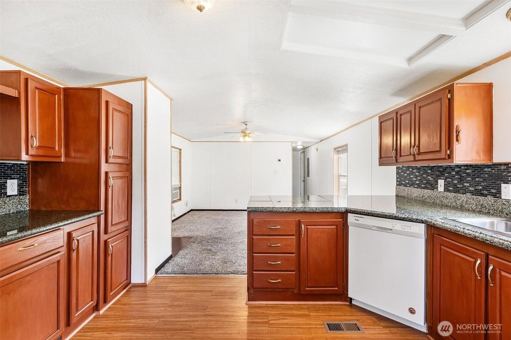 listing image 9361325049731185512