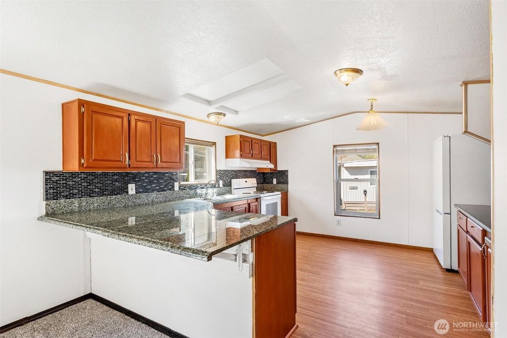 listing image 9364753384035110399