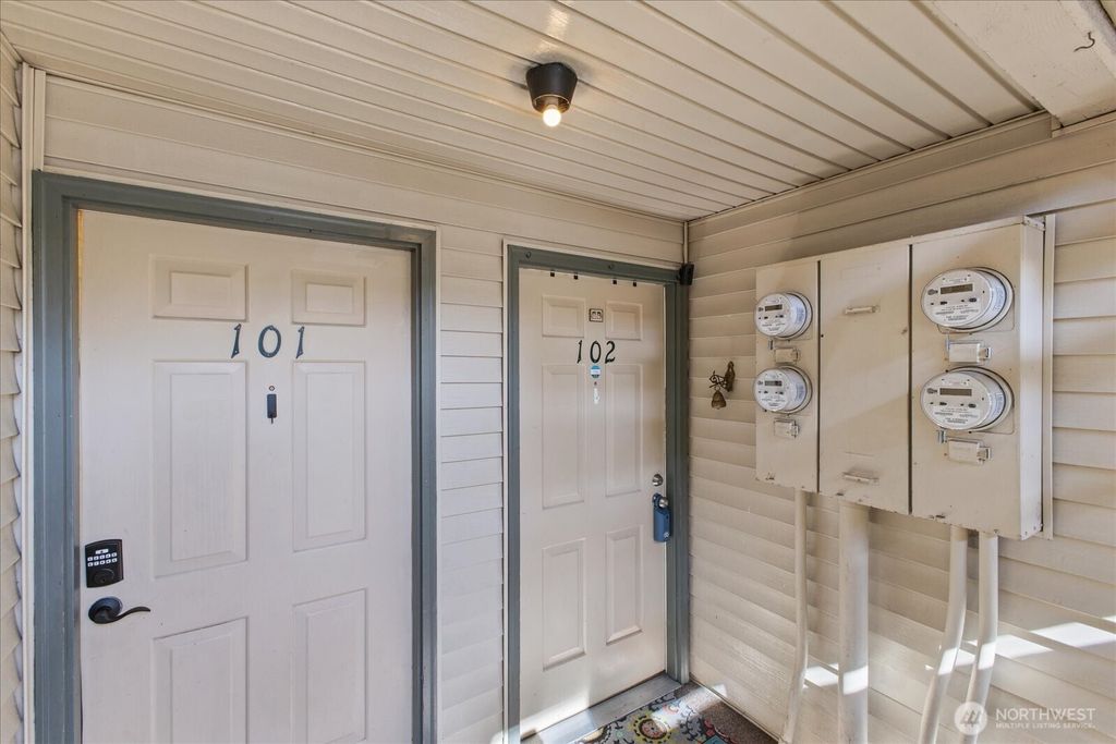 Photo of 12221 100th Avenue NE #B102, Kirkland, WA 98034 (MLS # 2517577)