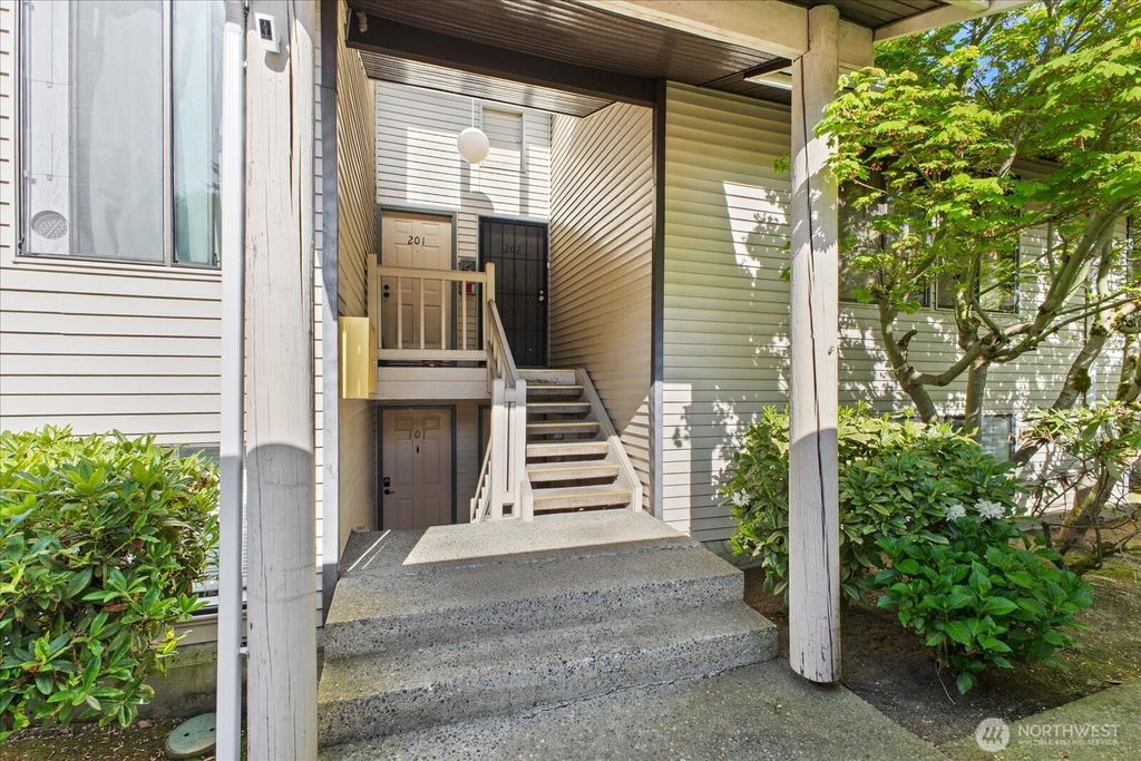 Photo of 12221 100th Avenue NE #B102, Kirkland, WA 98034 (MLS # 2517577)