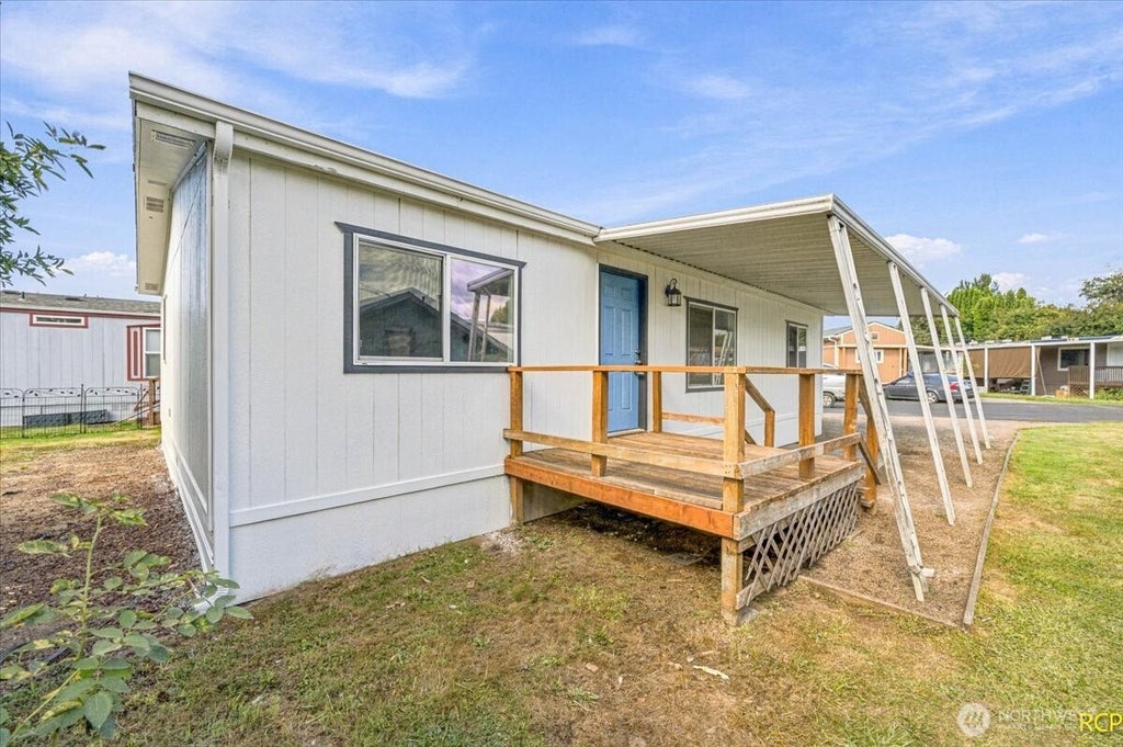 Photo of 1635 West Side Highway #6, Kelso, WA 98626 (MLS # 2586623)