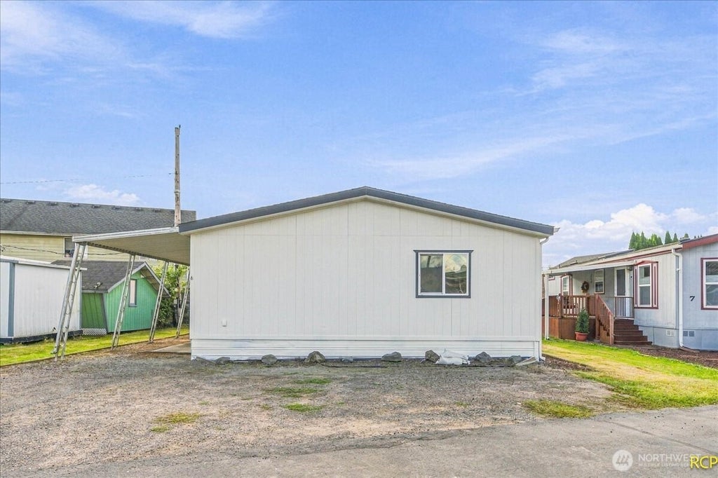 Photo of 1635 West Side Highway #6, Kelso, WA 98626 (MLS # 2586623)